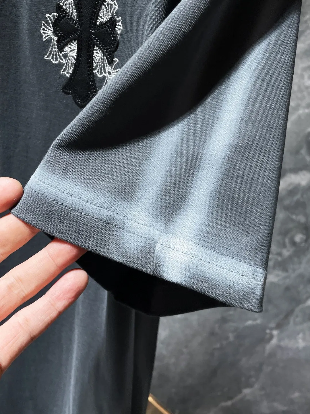 P170 New Chrome Hearts 25ss for summer. High-weight, environmentally friendly and high-quality top-grade fabric. 260g~285g. Short sleeves with Chrome cross and leather printing technology. High version embroidery➕leather version. Counter synchronization. Re-engraved version 1:1. Recommended colors: gray black. Size: S, M, L, XL.